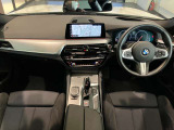BMWの操作パネルは使いやすさを追求し日常生活で必要なボタン&スイッチを使えるようにした構造となっております。購入時から沢山触って体感してください。