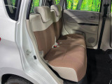 後部座席も気になるようなキズ・汚れやへたり等、大きなダメージはなく、良好な状態です。