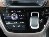 操作性の優れたインパネシフトです。またプラズマクラスター機能を搭載したエアコンは、運転席からも手が届きやすく、操作しやすい空調コントロールパネルです。室内は常に快適に保てます。