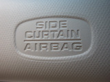 サイドカーテンエアバックシステムは、側面衝突時に大人から子供までさまざまな体格の乗員の頭部や頚部を広範囲で保護。特にセンターピラーへの頭部衝突を防ぐ展開性能を実現しています。