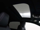 開放感のあるムーンルーフを装備。車内の換気も出来ます。