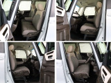 大柄な人でも不満の無いよう設計したフロントベンチシート。運転席は高さ調整もついており小柄な方でも視界良好です。