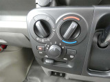 マニュアルエアコン装着です。夏は、快適に、冬でも車内の曇りを取ってくれるので安全です。