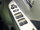 【電動格納ミラー】サイドミラーは電動格納式となっており、狭い駐車場でもキズがつくリスクを抑えられます。