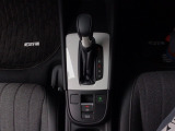 オートマチックシフトレバーは、手になじみ操作しやすい形状で安全運転にもつながります♪