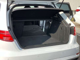 開口部が低く設定されているので、荷物の積み下ろしがスムーズに行えます。更に分割可倒式リアシートの採用でシートのバックレストを倒すと、大きく長い荷物も積み込めます。