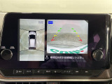 【アラウンドビューモニター】まるでクルマを真上から見下ろしたかのような視点で駐車をサポートします!クルマの斜め後ろや真横など、前後左右の4つのカメラの映像が合成されて、モニターに映し出されます。