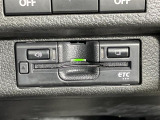 【ETC】有料道路を利用する際に料金所で停止することなく通過できる、ETC車載器(ノンストップ自動料金収受システム機器)が装備されています。セットアップを行うことで利用可能になります。