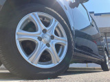 【14インチアルミホイール】外観にマッチしたアルミホイールを装着しております。各種アルミホイールや、スタッドレスタイヤも取扱いしております。是非ご相談ください♪