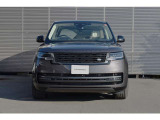 RANGE ROVERの特徴的なクラムシェルボンネットは1枚のアルミニウムで成形したクラムシェルボンネットはより滑らかに。気品に満ちた印象的な. スタイルを生み出しています