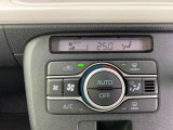 設定した温度を保ってくれるオートエアコン装着車☆いつも車内は快適です。手を伸ばせば自然に触れることができる位置と角度にコントロールスイッチが配置されています♪