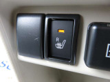運転席にはシートヒーター機能が内蔵されています。暖房が効いてくる前に暖かくなる嬉しい装備です。