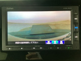 【バックカメラ】運転が苦手な方も車庫入れラクラクです!ギアをリバースに入れれば自動的に切り換わりますので、面倒な操作は不要です♪狭い駐車場もお車を傷つけず安心ですね!