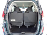 テールゲートを開ければ高さと幅のあるラゲッジスペースが姿を現します。床も低く荷物の積み下ろしも楽々です。