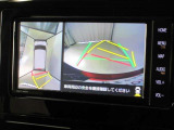 パノラミックビューモニター付きです。車両を上から見たような映像をナビゲーション画面に表示。運転席からの目視だけでは見にくい、車両周辺の状況をリアルタイムでしっかり確認できます。