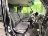 運転席まわりには十分なスペースがあり、大柄な方でもゆったり運転していただける環境です。