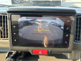 【バックアイモニター】後方の障害物や歩行者を確認できるバックモニター。狭い駐車場や混雑した場所でも安心して車を操作できます。