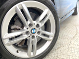 ●純正17インチアルミホイール:輸入車ならではの卓越した走りを支えるホイールと足回りです!日本車の走りに慣れている方にもぜひ体感して頂きたいほど、高いレベルでまとまっています!