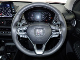 ハンドル左側にはオーディオ操作が出来るオーディオリモートコントロールスイッチ、右側にはHonda SENSINGとオートクルーズコントロールのスイッチを装備!