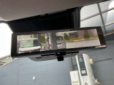 スマートルームミラーは、車両後方に設置されたカメラの映像を、ルームミラーに映し出すことで、死角をなくし、安全性を向上させることができます。また、夜間や雨天時でも、クリアな映像を映し出すことができます。