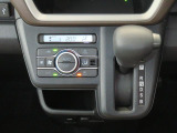 オートエアコンで暑い夏も寒い冬も快適な車内で運転出来ます。