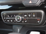 エアコンはオートエアコンでお好みの温度調整が出来、オールシーズン快適にドライブできます!さらに、運転席&助手席シートヒーターが付いてます。2段階に温度設定が可能です。