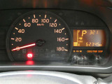 とっても見やすいメーターです。夜間時はラグジュアリーな気分にさせてくれる照明が魅力ですので、夜のドライブも楽しみになりますよ♪