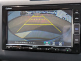 マルチビューカメラを装備。車両周囲の状況を確認しやすく、駐車時の安心感を高めます。