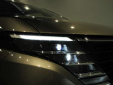 アダプティブLEDヘッドライトシステムです対向車や先行車に照射しないよう自動でハイビームの照射範囲を切り替えます 夜間走行時とても役立ちます