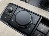 「MAZDAコネクト」コマンダー部 手元を見ることなく操作出来るように左手を自然に降ろした位置に設置。シンプルで使いやすく、機能を覚えやすいボタン配置になっています。