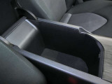 大容量のセンターコンソールですので、収納にとっても便利です。