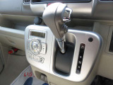 小ぶりなシフトレバーは、女性にも扱いやすい操作性を備えています。