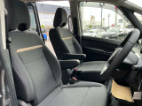 運転席・助手席は、ゆったりと座れるサイズで、長時間の運転でも快適です。また、シートベンチレーションなどの快適装備も充実しています。