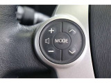 運転中にステアリングから手を離さなくてもオーディオ操作が出来るスイッチを装備しています。走行中に視線を逸らさず出来る手元操作は安全運転につながります。
