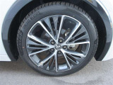 タイヤのサイズは19インチです。純正のアルミホイールがついております。雪道が心配な方はスタッドレスタイヤも販売しておりますのでご相談ください。