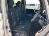 フロントシートはベンチシートです。ベンチシ―トは運転席と助手席の移動もスムーズ!狭い駐車場での乗り降りに便利です。