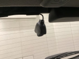 後方にもドライブレコーダーのカメラが付いています。前後両方でお車の周りを監視・記録いたします。