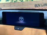 【12.3インチマツダコネクト】車内の雰囲気にマッチした大型ディスプレイ。スマホ接続でのナビ使用やBluetooth再生等、様々な機能が楽しめます。直感的なダイヤル操作が可能で、使い勝手も良好です。