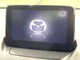【マツダコネクトナビ】車内の雰囲気にマッチした一体型タイプのナビ。各種車輌設定やBluetooth再生等、様々な機能が楽しめます。直感的なダイヤル操作が可能で、使い勝手も良好です。