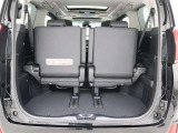 サードシートを左右にリフトアップするとトランクが広々!さらに大きな荷物も積めてお買い物にも便利ですよね。