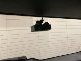 後方にもドライブレコーダーのカメラが付いています。前後両方でお車の周りを監視・記録いたします。