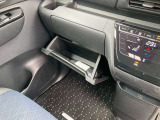 助手席下側には1つの収納があり使い勝手も良好です!