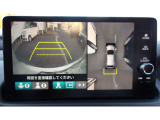 マルチビューカメラシステムは、前後左右のカメラで映した周囲の映像をナビゲーション画面に表示し、ドライバーの死角を減らすことで運転負荷を軽減する機能です☆