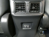 後席用の充電用USB端子も付いています。スマートフォンなどの充電に便利です。
