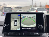 アラウンドビューモニターで、上空から見下ろしているような映像を表示します。ひと目で周囲の状況がわかるため安心です。