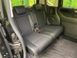 後部座席も気になるようなキズ・汚れやへたり等、大きなダメージはなく、良好な状態です。