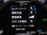 レーンディパーチャーアラートとは車線、又は走路からの逸脱の可能性を警告すると共に、車線、又は走路からの逸脱を避けるためのハンドル操作の一部を支援する機能です。詳細は販売店スタッフまでお尋ね下さい。
