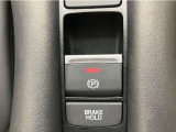 電子制御パーキングブレーキ、ブレーキホールド搭載!パーキングブレーキは手動で解除スムーズな発進が可能。ブレーキホールドは停車中に、ブレーキペダルを踏み続けなくても、自動的にブレーキを保持する機能です。