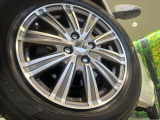 【15インチアルミホイール】外観にマッチしたアルミホイールを装着しております。各種アルミホイールや、スタッドレスタイヤも取扱いしております。是非ご相談ください♪