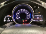 真ん中にスピードメーターを配した、見やすい3眼メーターになっています。右側のインフォメーション画面でオドメーターや燃費などの情報を確認できます。